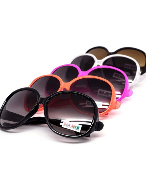 Kids oversized sunglasses 😎 (yana)